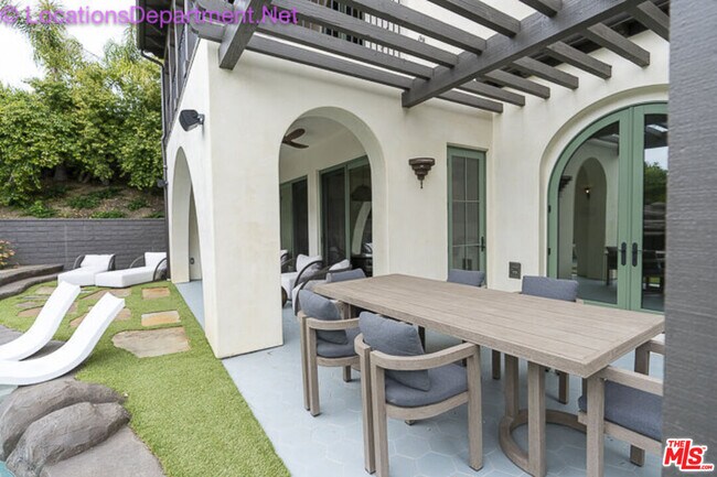 Building Photo - 5861 Ridgebrook Dr