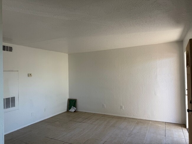 Building Photo - 2 Bedroom Phx. Condo