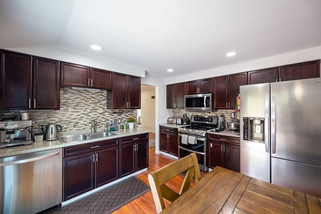 Building Photo - Amazing 3 Bedroom and 2 Full Bath Home For Rent in Greece Available April 1st.