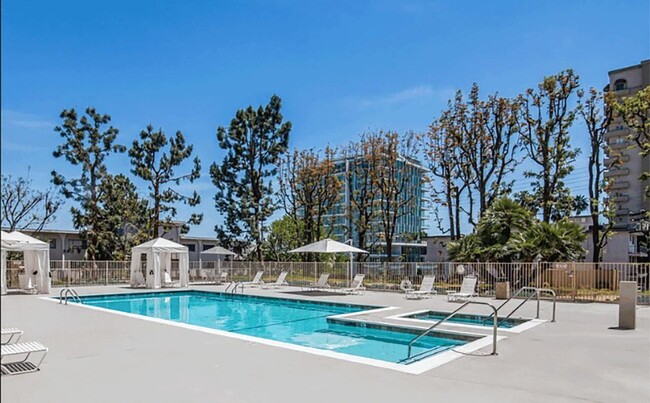 Building Photo - 100 S Doheny Dr