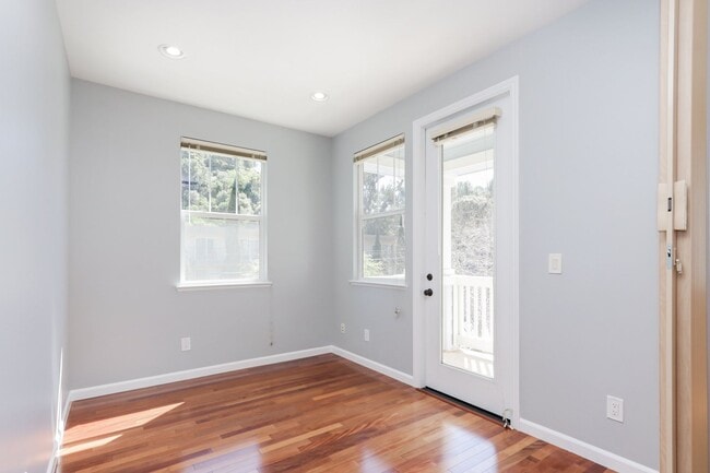 Building Photo - 3 Bed / 2.5 Bath beautiful end unit townhome with tons of upgrades. YouTube Tour!!