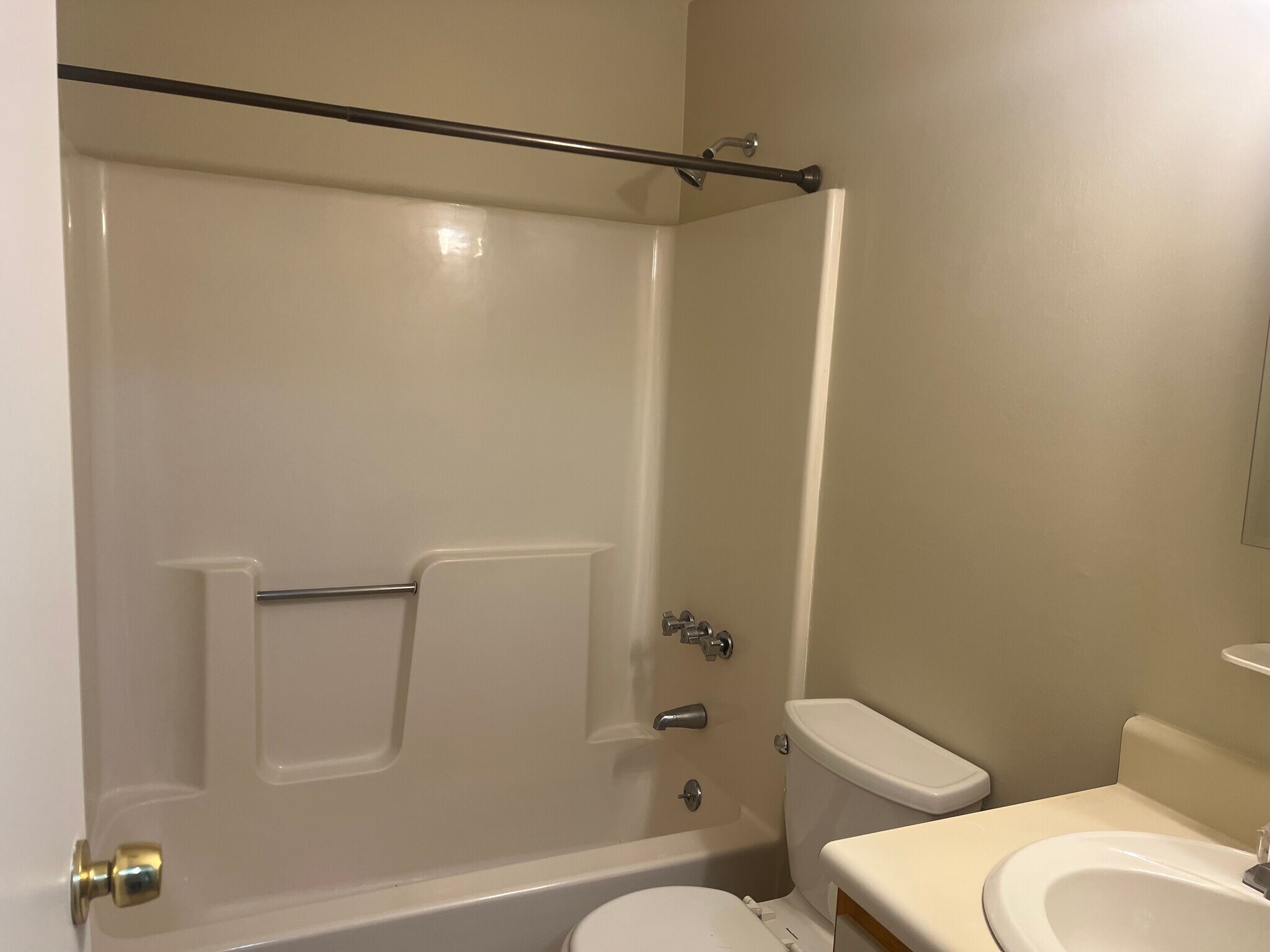 Building Photo - 3 Knights Bridge Dr