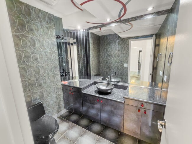 Building Photo - 3320 Lakewood Ct