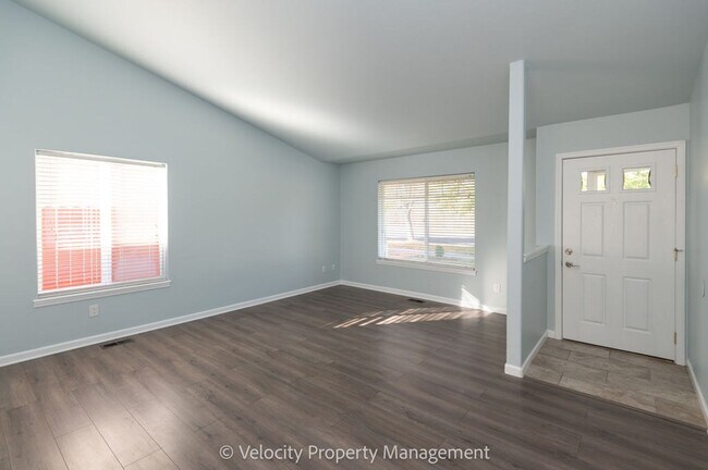 Building Photo - Light & Bright Single Level Home!