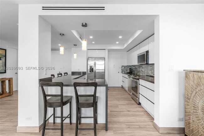 Building Photo - 5055 Collins Ave