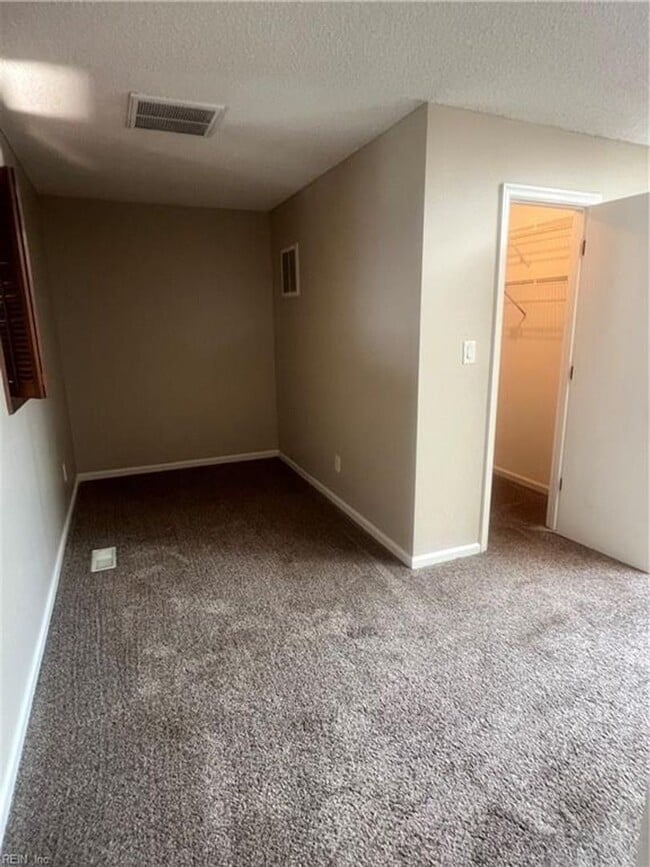 Building Photo - Terrific Townhome