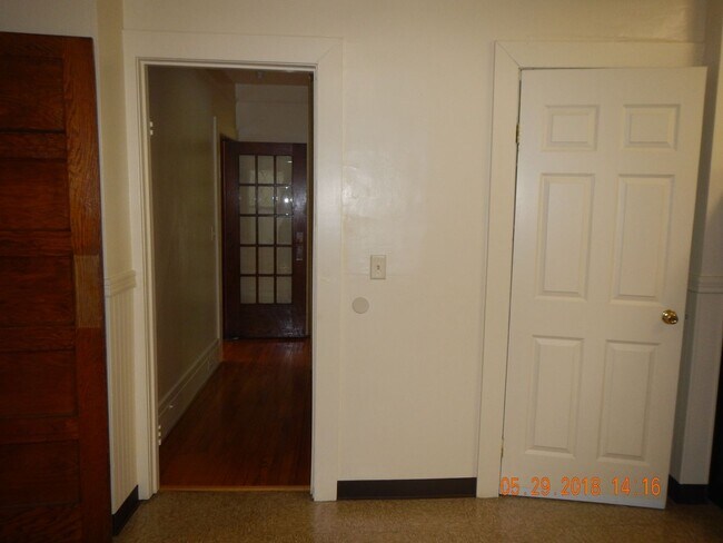 Building Photo - Available 6/1/25 Charming Two Story Single...