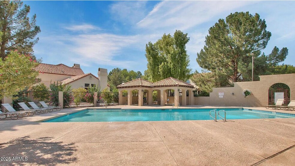 Building Photo - 921 W University Dr