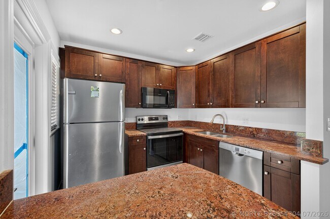 Building Photo - 423 SW 11th Ct
