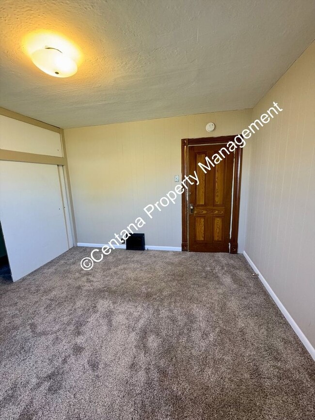 Building Photo - Huge 3 bedroom house with 2 bonus rooms an...