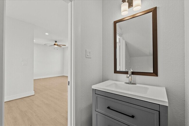 Building Photo - 1910 Bayou Shore Dr