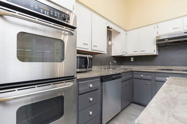 Building Photo - 3025 Vogue Ave