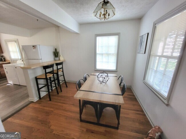 Building Photo - 990 Sycamore Dr