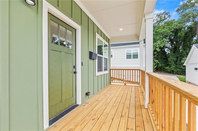 Building Photo - 128 Hilltop Dr SW