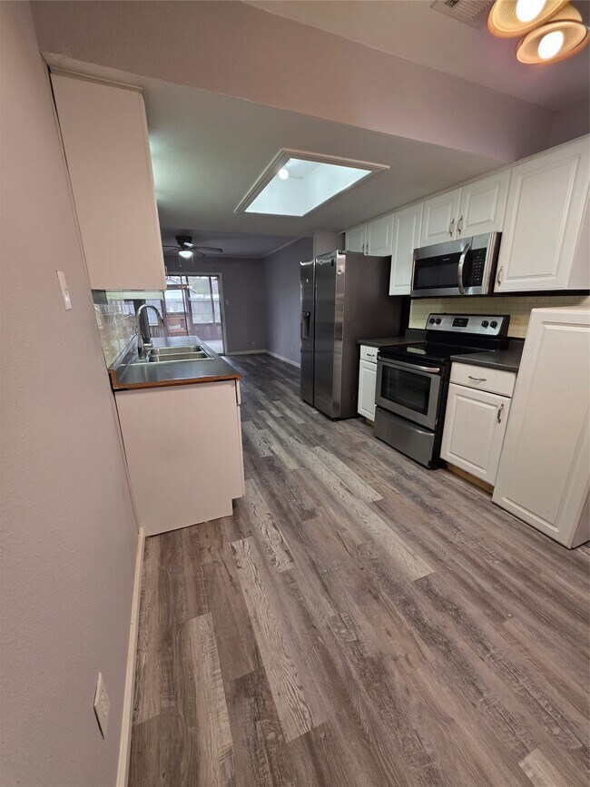 Building Photo - 9611 Jaywood St