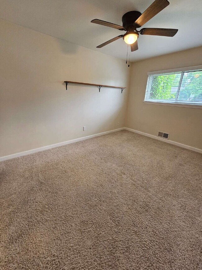 Building Photo - Beautiful 3-Bedroom Ranch in Desirable Northwest Warren, Nice Kitchen, Large Living Room, Finishe...