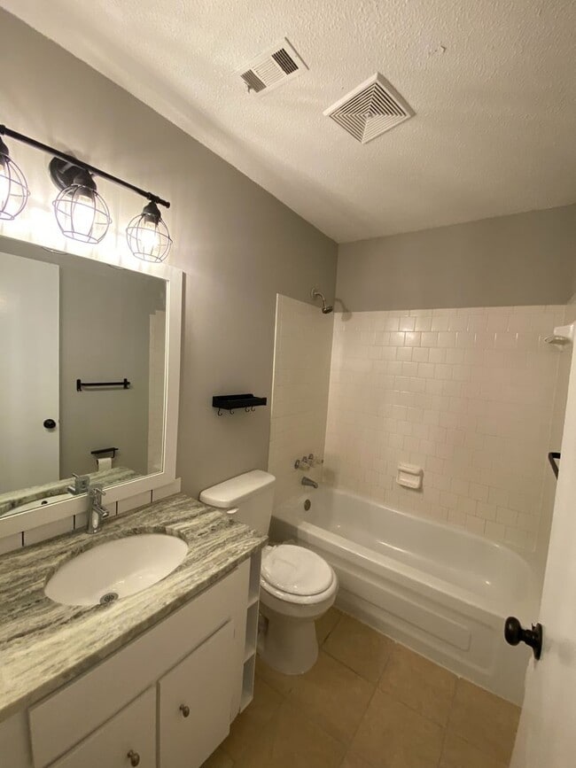 Building Photo - 239 Pointe S Dr