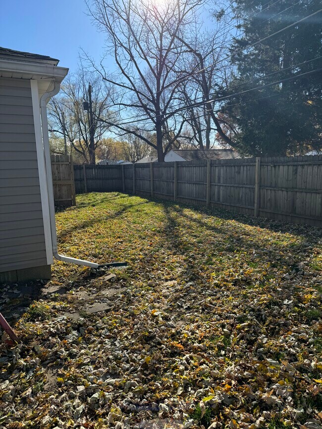 Large private side yard - 3900 W 11th St