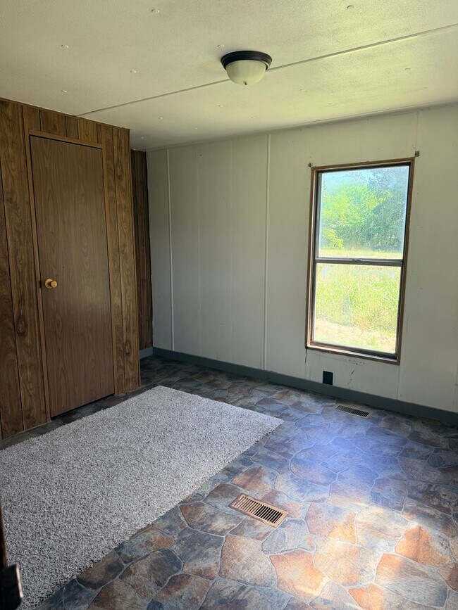 Building Photo - Rural setting - 2 bed 1 bath
