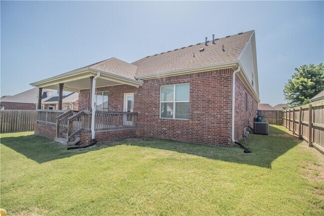 Building Photo - 4200 SW Hollyhock St