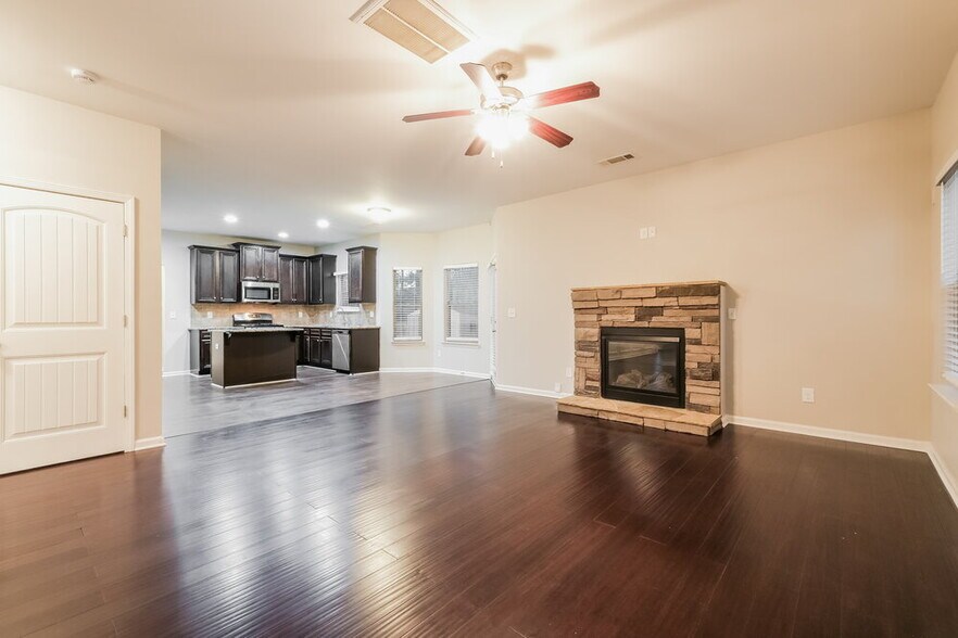 Building Photo - 559 Dahlia Dr