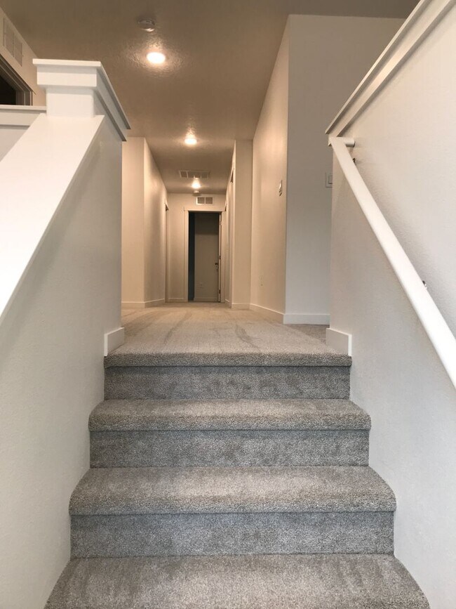 Building Photo - Spacious home in Quiet Neighborhood