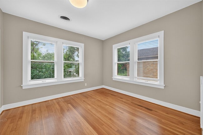 Building Photo - 2343 Wroxton Rd