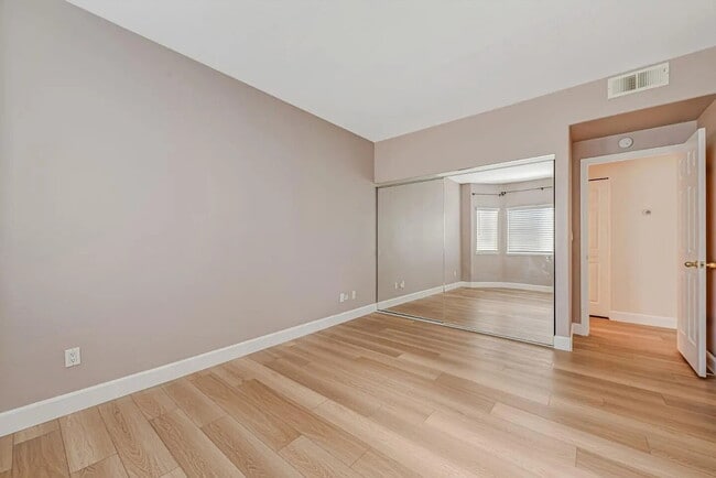 Building Photo - charming 1-bedroom, 1-bathroom home located on the ground level overlooking the green belt in Par...