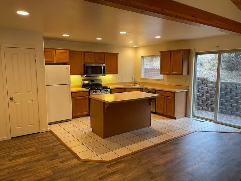 Building Photo - 1755 NE Lotus Dr