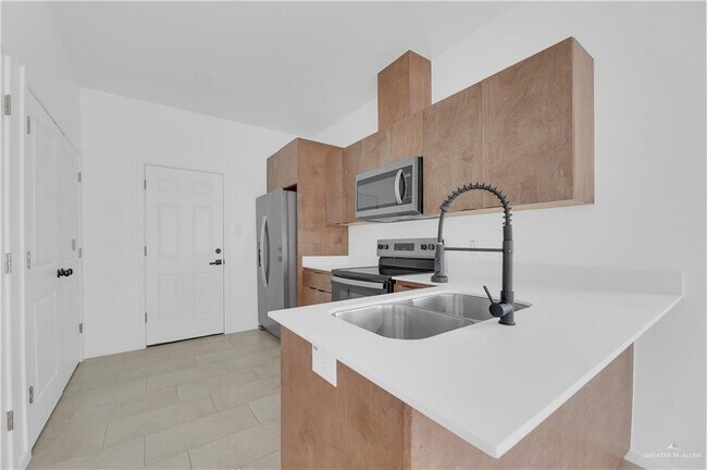 Building Photo - 14 E Mayfair St