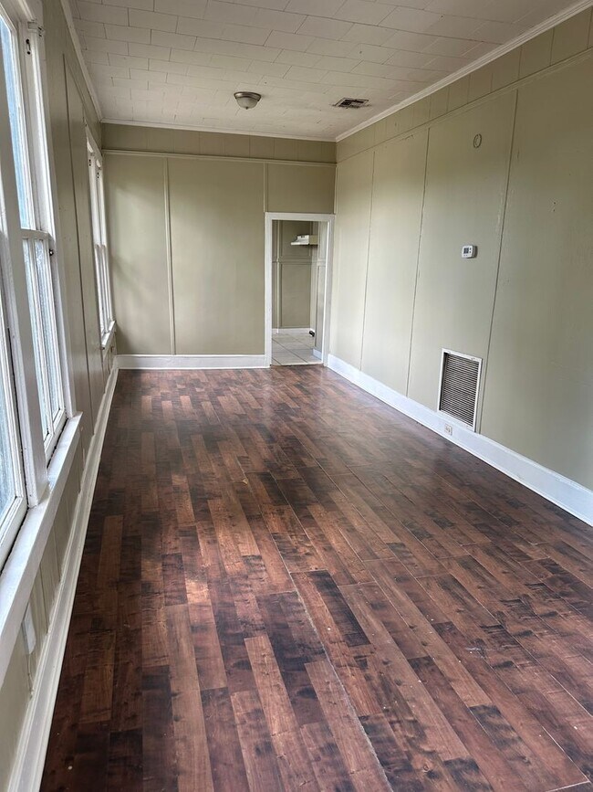 Building Photo - 3 bedroom, 1 bathroom Home NOW AVAILABLE!