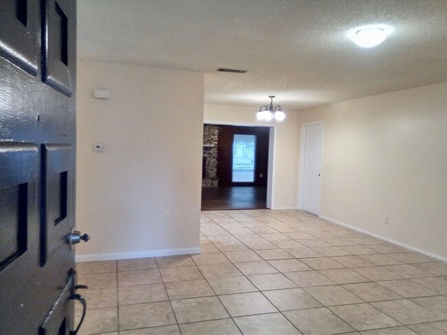 Building Photo - Great 3 bedrooms 2 baths single-family hom...