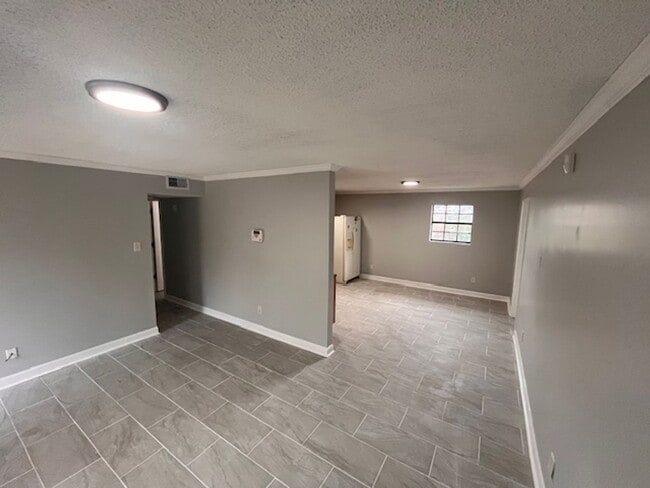 Building Photo - Waveland 3 Bedroom