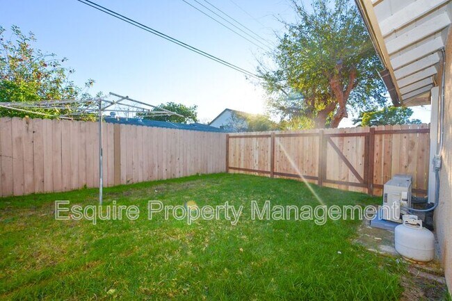 Building Photo - 2120 Rocklyn St