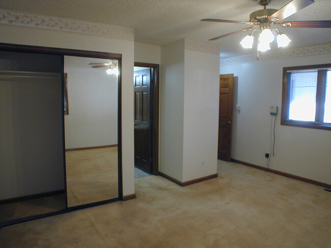 Building Photo - House For Lease