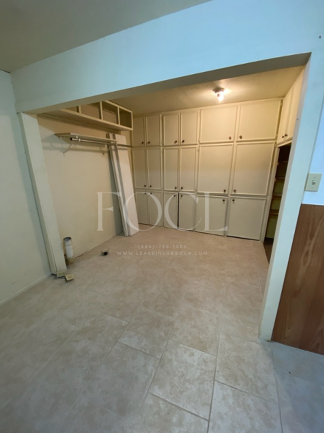 Building Photo - 4 bedroom, 2 bath, Covered Parking - $1,49...