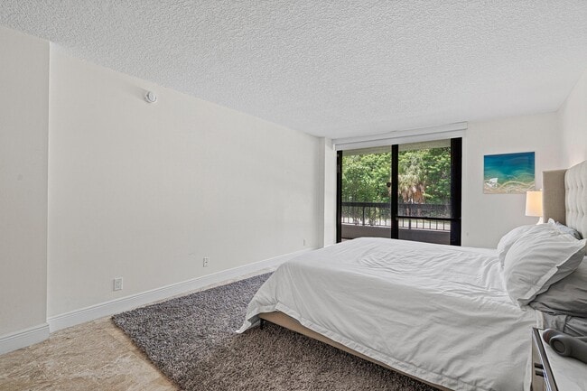 Building Photo - 277 N Ocean Blvd