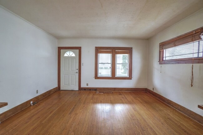 Building Photo - 525 E Eckman St