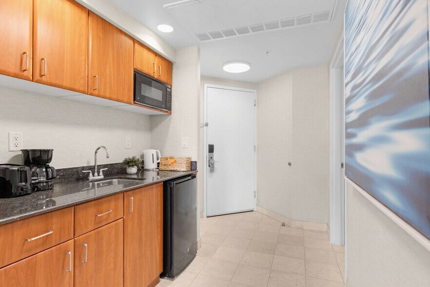 Building Photo - 18001 Collins Ave
