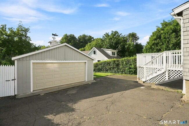 Building Photo - 219 Flax Hill Rd