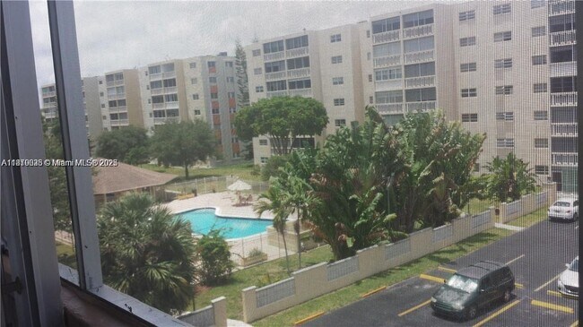 Building Photo - 901 NE 14th Ave