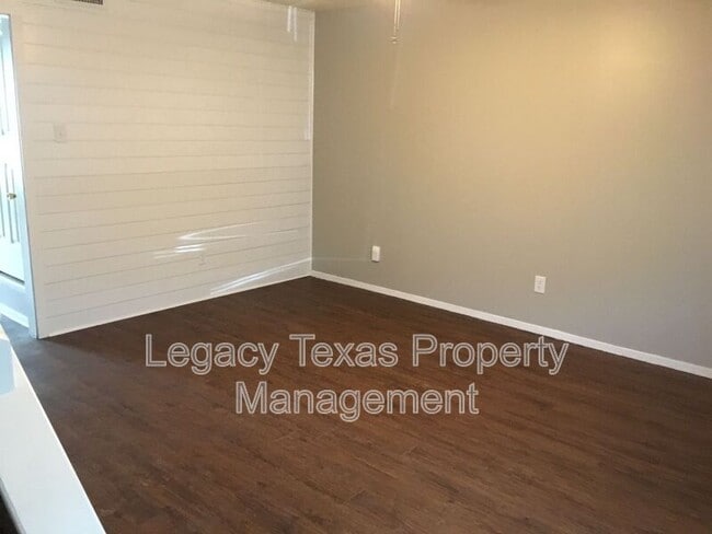 Primary Photo - 1409 Courtney Pl