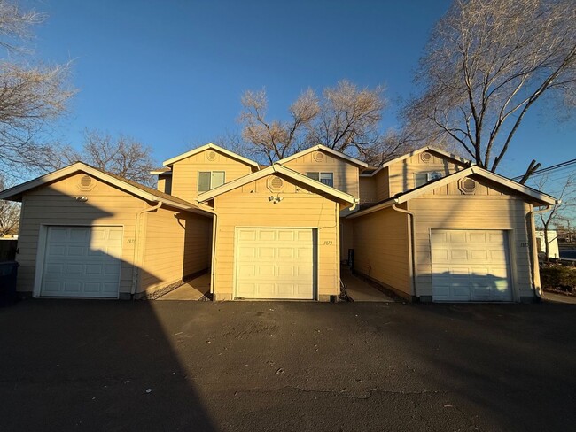 Building Photo - CHECK OUT THIS SPACIOUS TOWNHOUSE IN REDMO...