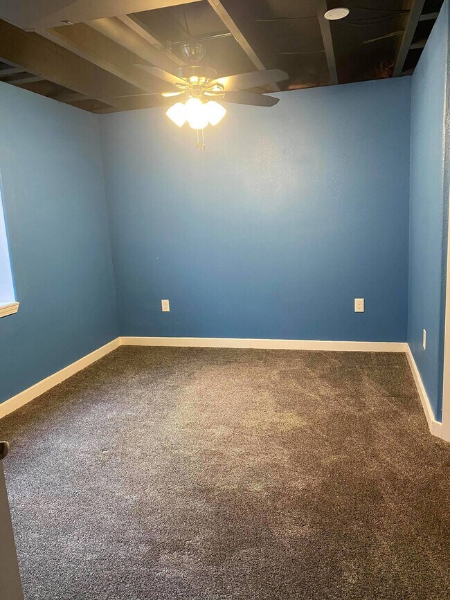 Building Photo - 4 bedroom - Dewhirst