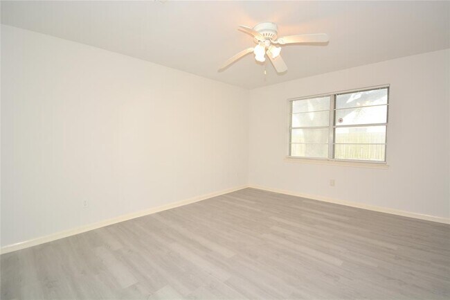 Building Photo - 15138 Corona Del Mar Dr
