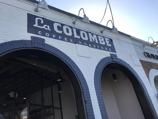 Building Photo - Spacious & Updated 1 Bed 1 Bath in the Heart of Echo Park - Parking & Laundry