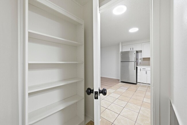 Building Photo - Renovated 1BR Condo | Community Clubhouse, Pool, Gym & Courts