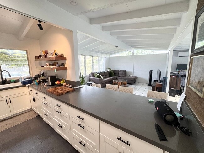 Building Photo - 2 bed, 1 bath in highly desirable Kailua N...