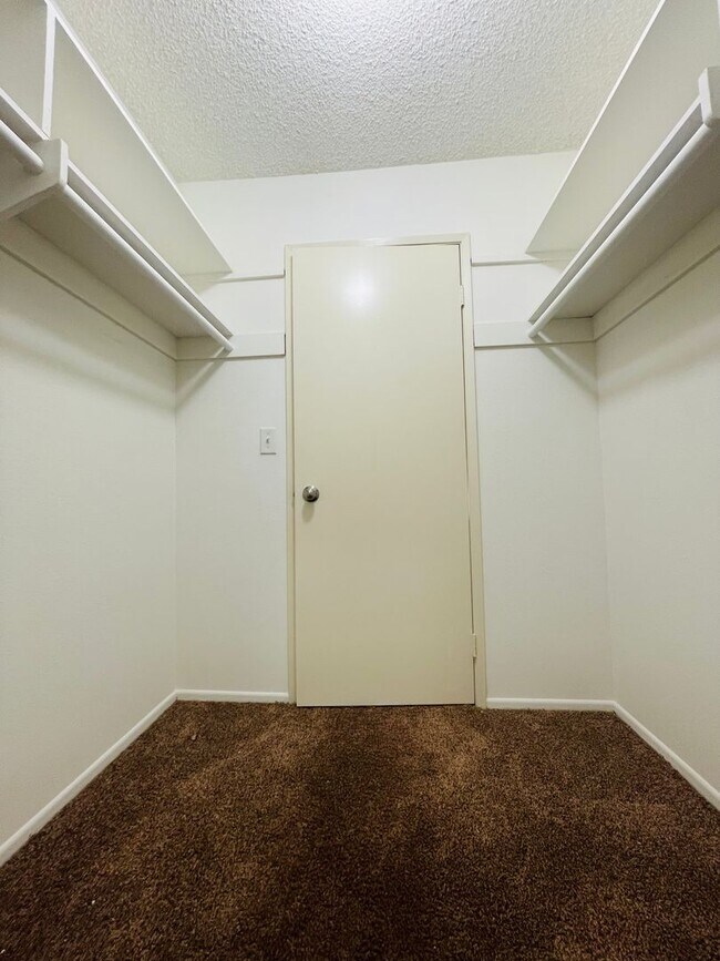 Building Photo - Spacious 2-bedroom, 2-bathroom condo featu...