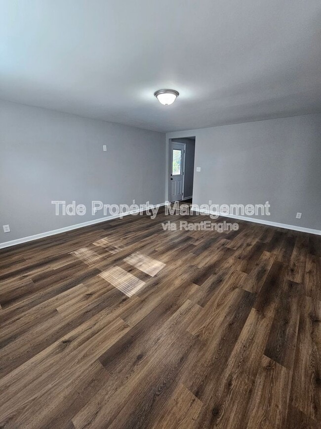 Building Photo - 5821 Robinhood Dr
